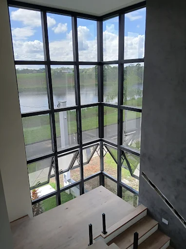 Fachada de vidro residencial com vista panorâmica em Porto Alegre